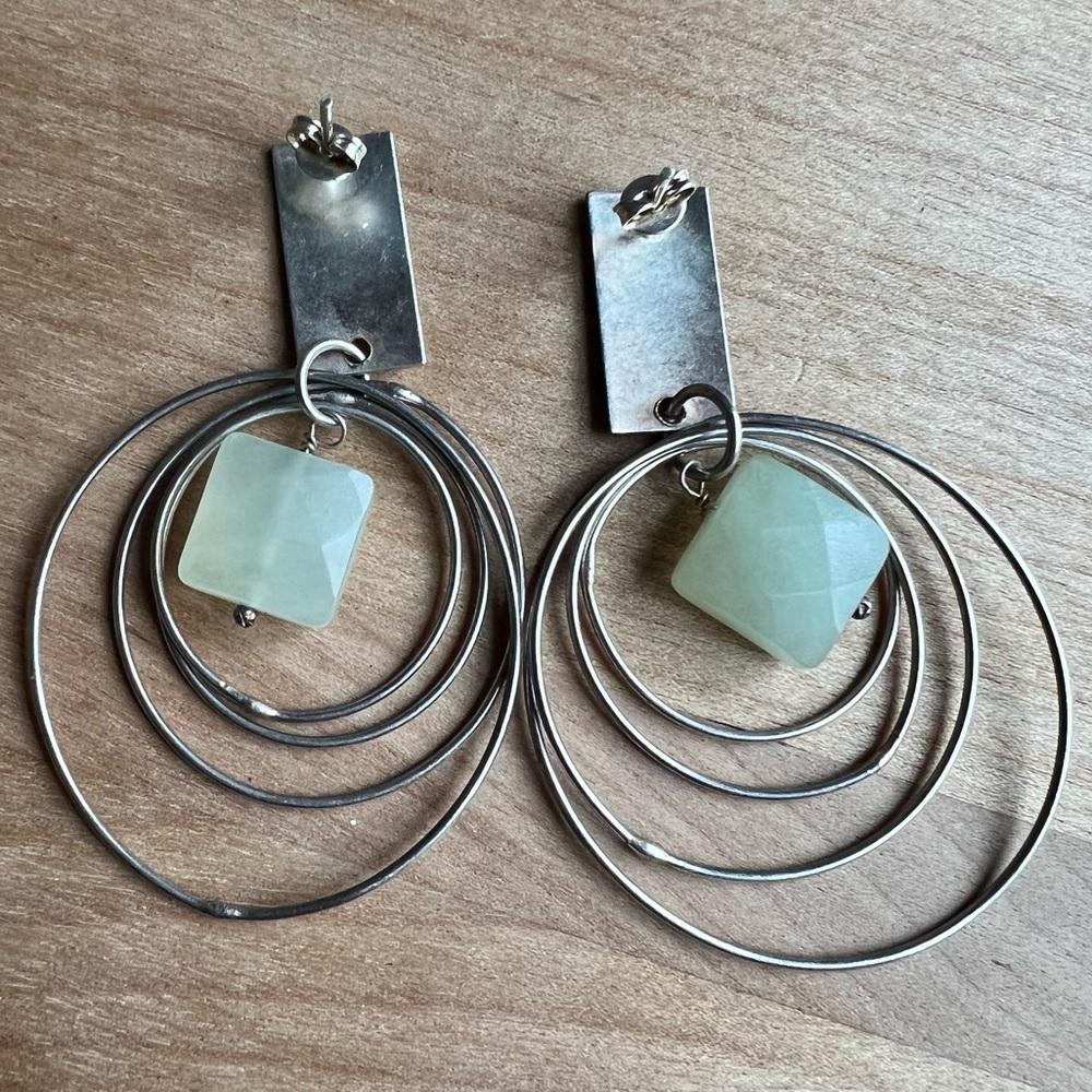 Artisan silver concentric circle dangle earrings with square green stone - Picture 6 of 12